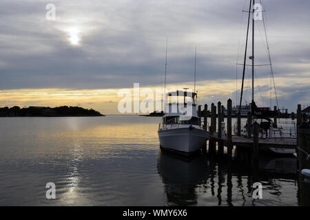 Le soleil se couche sur le port à Silver Lake sur Ocracoke Island sur les Outer Banks de Caroline du Nord. Banque D'Images