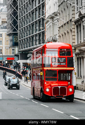 Exploitation d'autobus Routemaster patrimoine dans un quartier central animé rue de Londres avec le noir traditionnel de la cabine sur le fond. Banque D'Images