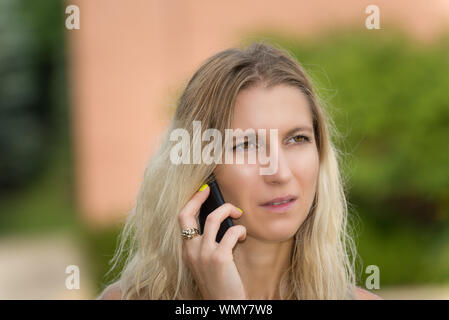 Blonde Woman talking on the phone Banque D'Images