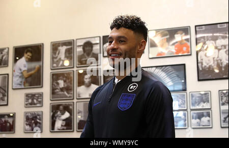 ***Sous EMBARGO JUSQU'AU JEUDI 5 SEPTEMBRE 2230***Alex Oxlade-Chamberlain parle à la presse au cours de la Journée des médias en Angleterre au St George's Park, Burton. Banque D'Images