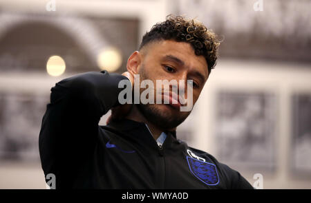 ***Sous EMBARGO JUSQU'AU JEUDI 5 SEPTEMBRE 2230***Alex Oxlade-Chamberlain parle à la presse au cours de la Journée des médias en Angleterre au St George's Park, Burton. Banque D'Images