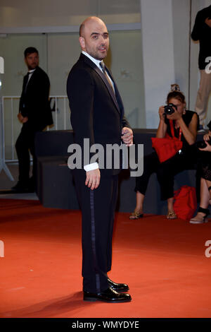 Venezia, Italie. 05 Sep, 2019. 76e Festival du Film de Venise 2019, le tapis rouge film "ZeroZeroZero". Photo : Roberto Saviano : Crédit Photo Agency indépendante/Alamy Live News Banque D'Images