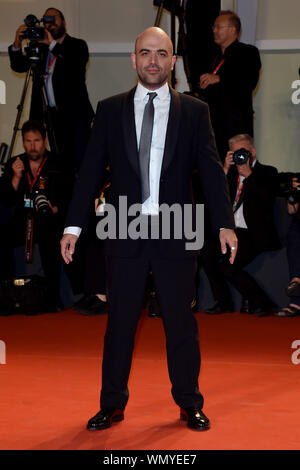 Venezia, Italie. 05 Sep, 2019. 76e Festival du Film de Venise 2019, le tapis rouge film "ZeroZeroZero". Photo : Roberto Saviano : Crédit Photo Agency indépendante/Alamy Live News Banque D'Images