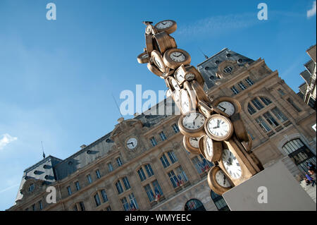 Paris, L'Heure de tous, (Jedermanns Zeit), von Skulptur Arman Armand Pierre Fernandez (eigentlich) am Bahnhof Gare St Lazare - L'Heure de 'tous' (jamais Banque D'Images