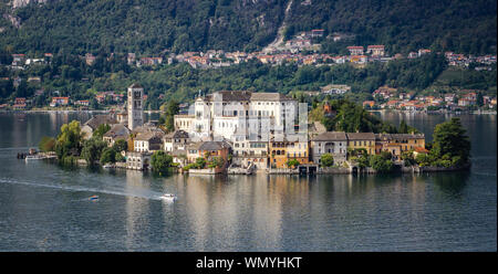 Île de San Giulio au milieu de lac Orta, Piémont, Italie du Nord Banque D'Images