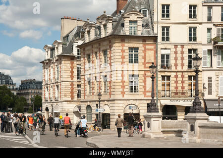 Paris, Ile de la Cite, Pont Neuf, la Place Dauphine Banque D'Images