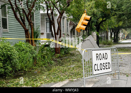 Charleston, États-Unis. 05 Sep, 2019. Une route fermée après les dommages aux arbres et le feu de circulation dans le quartier historique du centre-ville de vents abattus Catégorie 3 l'Ouragan Dorian en passant au large de la côte le jeudi 5 septembre 2019 à Charleston, Caroline du Sud. Charleston échappé une bonne partie de la force de la tempête qui a détruit des parties de la France avant de se déplacer lentement sur la côte est des États-Unis Photo de Richard Ellis/UPI UPI : Crédit/Alamy Live News Banque D'Images