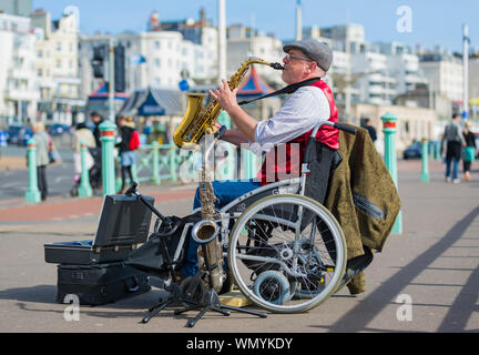 Mobilité street artiste et musicien de la rue sur la promenade de Brighton, East Sussex, Angleterre, Royaume-Uni. Banque D'Images