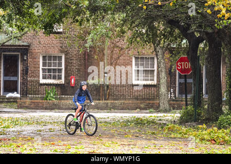 Charleston, États-Unis. 05 Sep, 2019. Un jeune garçon chevauche son vélo à travers les débris après l'ouragan de catégorie 3 Dorian passe au large de la côte le jeudi 5 septembre 2019 à Charleston, Caroline du Sud. Charleston échappé une bonne partie de la force de la tempête qui a détruit des parties de la France avant de se déplacer lentement sur la côte est des États-Unis Photo de Richard Ellis/UPI UPI : Crédit/Alamy Live News Banque D'Images