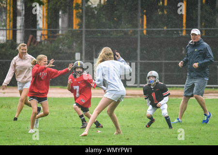 Charleston, États-Unis. 05 Sep, 2019. Une famille joue au football dans la pluie, l'ouragan de catégorie 3 Dorian arrive dans le quartier historique du centre-ville le jeudi 5 septembre 2019 à Charleston, Caroline du Sud. Charleston échappé une bonne partie de la force de la tempête qui a détruit des parties de la France avant de se déplacer lentement sur la côte est des États-Unis Photo de Richard Ellis/UPI UPI : Crédit/Alamy Live News Banque D'Images