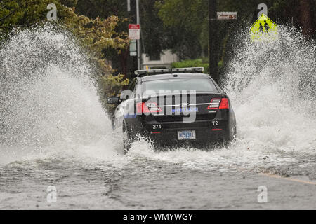 Charleston, États-Unis. 05 Sep, 2019. Une voiture de police des charrues dans les eaux d'inondation dans la catégorie 3 l'Ouragan Dorian arrive dans le quartier historique du centre-ville le jeudi 5 septembre 2019 à Charleston, Caroline du Sud. Charleston échappé une bonne partie de la force de la tempête qui a détruit des parties de la France avant de se déplacer lentement sur la côte est des États-Unis Photo de Richard Ellis/UPI UPI : Crédit/Alamy Live News Banque D'Images