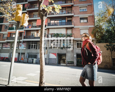 Barcelone, Espagne - 13 Nov 2017 : side view of young Beautiful woman walking on Espagnol Catalan street à la découverte de la ville de Barcelone Banque D'Images