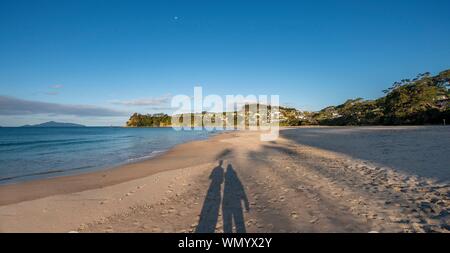 Ombre de deux personnes, en couple sur la plage, plage Langs, Northland, North Island, New Zealand Banque D'Images