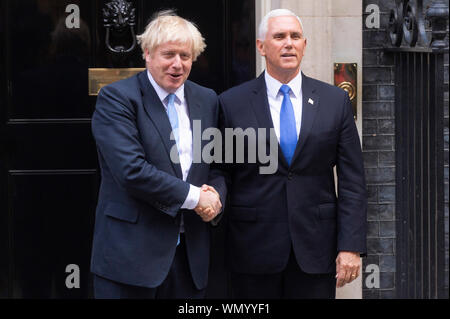 Londres, Royaume-Uni. 05 Sep, 2019. Le Premier ministre britannique Boris Johnson (L) accueille le Vice-président américain Mike Pence au 10 Downing Street à Londres, la Grande-Bretagne, le 5 sept., 2019. Le Premier ministre britannique, Boris Johnson a déclaré jeudi que le NHS, le service national de santé britannique, "n'est pas sur la table" pendant toute l'après-Brexit accord commercial avec les États-Unis. (Photo de Xinhua/Ray Tang) Credit : Xinhua/Alamy Live News Banque D'Images