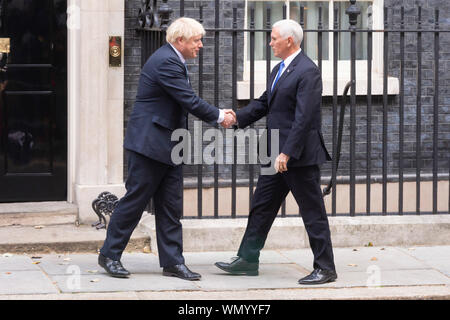 Londres, Royaume-Uni. 05 Sep, 2019. Le Premier ministre britannique Boris Johnson (L) accueille le Vice-président américain Mike Pence au 10 Downing Street à Londres, la Grande-Bretagne, le 5 sept., 2019. Le Premier ministre britannique, Boris Johnson a déclaré jeudi que le NHS, le service national de santé britannique, "n'est pas sur la table" pendant toute l'après-Brexit accord commercial avec les États-Unis. (Photo de Xinhua/Ray Tang) Credit : Xinhua/Alamy Live News Banque D'Images