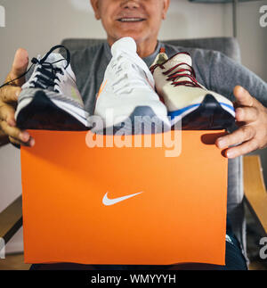 Paris, France - 22 mai 2019 : Happy senior man unboxing déballage nouvelle Nike Running Shoes trois modèles différents Banque D'Images