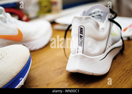 Paris, France - 22 mai 2019 : nouvelle chaussures de sport Nike modèle professionnel sur table en bois Banque D'Images