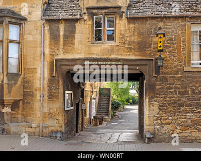 Couleur miel local typique en pierre de Cotswold bâtiment historique avec une entrée à archway, High Street Chipping Campden, Gloucestershire, Angleterre, Royaume-Uni Banque D'Images