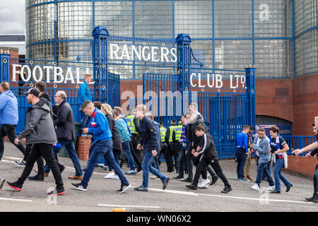 L'arrivée des fans de Rangers à Ibrox Stade de football pour un vieux jeu ferme avec Glasgow Celtic le dimanche 1er septembre 2019 Banque D'Images