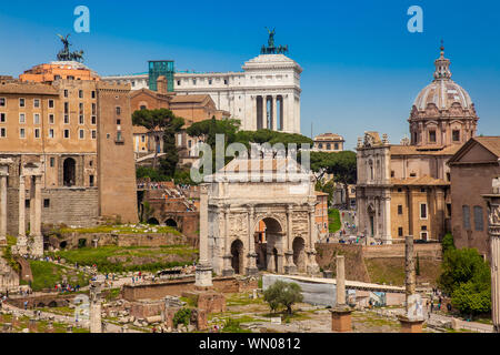 ROME, ITALIE - Avril 2018 : les touristes se rendant sur le Forum Romain et la basilique de Maxence et Constantin à Rome Banque D'Images