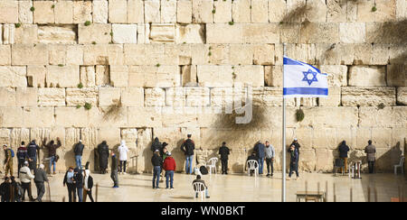 Jérusalem, Israël, le 13 janvier 2019. Les touristes et les personnes religieuses visiter et prier sur la place du Mur occidental. Banque D'Images