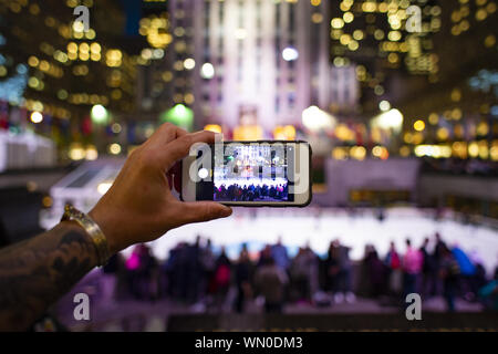 Un touriste prend des photos avec son téléphone à la tour Rockefeller à New York, USA. Banque D'Images