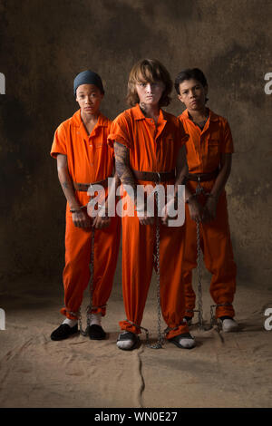 Les garçons du prisonnier jumpsuits et menottes Banque D'Images