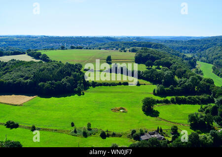 Beau point de vue de "la Roche aux Faucons naturel" de sunshine day à l'été ou la saison du printemps à Esneux, Liège, Belgique. Banque D'Images