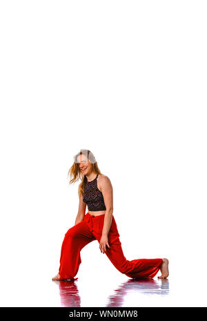 Disco Dancer montrant certains mouvements isolés contre fond blanc Banque D'Images