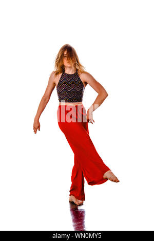 Femelle élégant danseur de hip hop à la danse pose en studio. L'exercice, une salle de sport, sport Banque D'Images