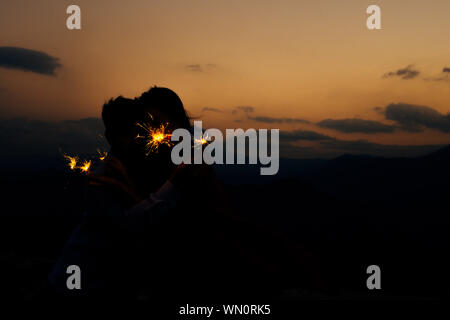 Tiré d'un jeunes qui jouent avec des cierges dans la nuit. Best Friends hanging out at night Banque D'Images