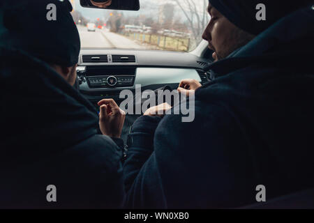 Après le succès du vol de banque, les voleurs sont dans la voiture montrant outre de leur argent et de célébrer la victoire sur le droit qu'ils avaient. Banque D'Images