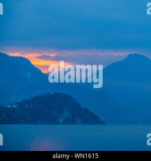 Ciel de coucher du soleil sur les montagnes par le lac de Côme, Italie Banque D'Images