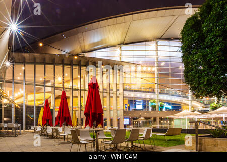 Le Centre de congrès d'Adelaide dans la nuit. Un café vide au premier plan. Banque D'Images