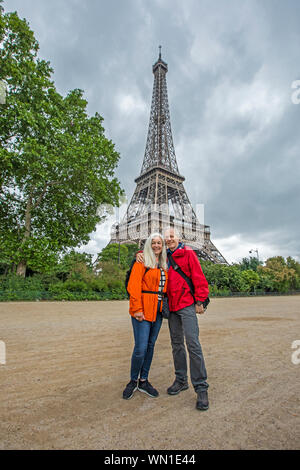Smiling couple par tour Eiffel à Paris, France Banque D'Images