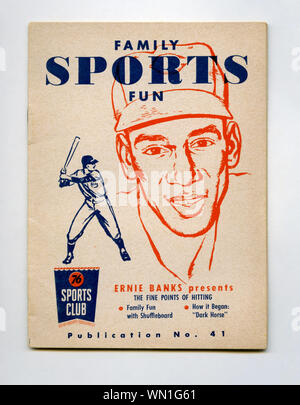 Vintage 1960 era livret de souvenir avec les Chicago Cubs baseball player star Ernie banques offrant des conseils sur la batte a été distribué lors des 76 stations de gaz. Banque D'Images