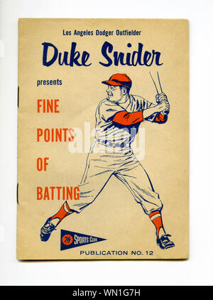 Vintage des années 60 avec un livret souvenir ère L.A. Joueur de baseball Dodger étoiles Duc Snider offrant des conseils sur la batte a été distribué lors des 76 stations de gaz. Banque D'Images