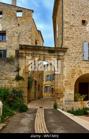 La France du Sud typique aux murs en pierre des logements à Barjca Occitanie France au cours d'une journée de printemps ensoleillée Warn Banque D'Images