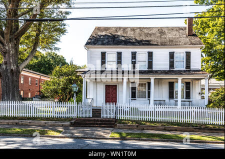 SALISBURY, NC, USA-1 septembre 2019 : l'Utzman-Chambers house, une maison de 1819, le gouvernement fédéral construit par Jacob, Stirewalt se dresse sur Jackson St. dans downtow Banque D'Images