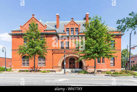 STATESVILLE, NC, USA-1 septembre 2019 : Statesville de ville, sur la rue Centre, achevé en 1892. Banque D'Images