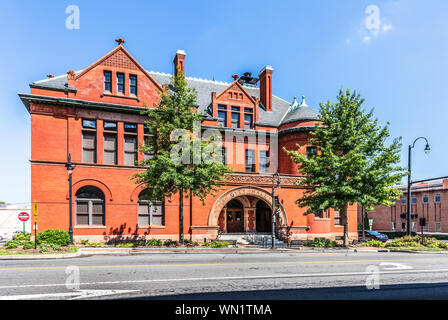 STATESVILLE, NC, USA-1 septembre 2019 : Statesville de ville, sur la rue Centre, achevé en 1892. Banque D'Images