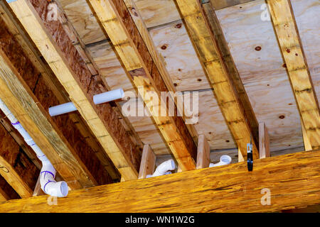 Les tuyaux de PVC dans une nouvelle maison qui est en cours de construction accueil construction ossature bois avec vue sous-sol Banque D'Images