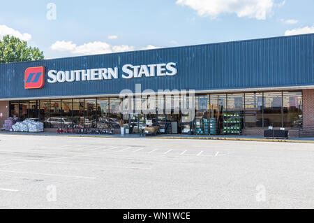 STATESVILLE, NC, USA-1 septembre 2019 : La boutique des États du Sud, un fournisseur d'équipement de ferme. Banque D'Images