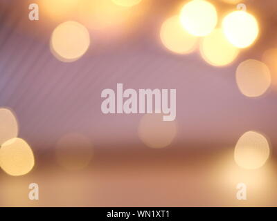 Bokeh à partir de l'éclairage intérieur, les cercles de lumière colorés répartis sur bleu avec un fond de couleur jaune et orange pour la célébration de la saison de vacances Banque D'Images