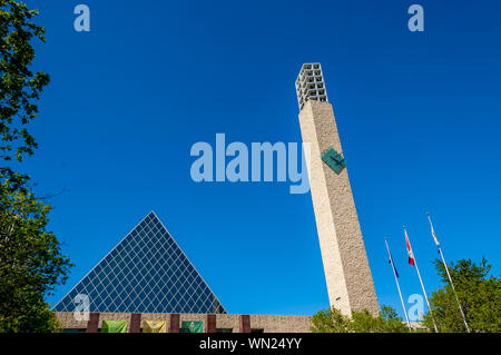 Tour de l'horloge et les drapeaux à l'Hôtel de Ville d'Edmonton Banque D'Images