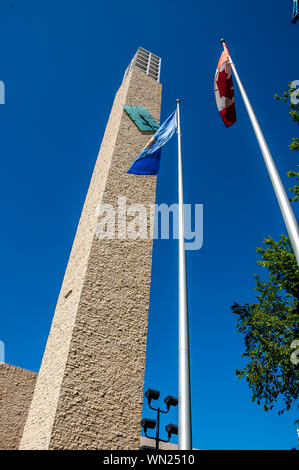 Tour de l'horloge et les drapeaux à l'Hôtel de Ville d'Edmonton Banque D'Images