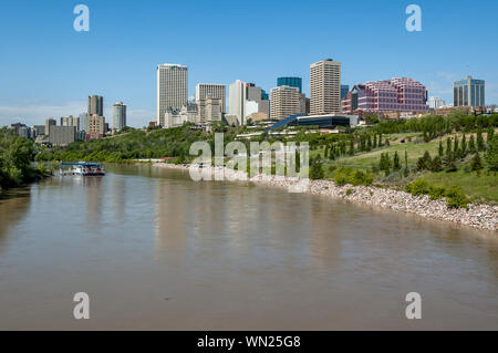 Gratte-ciel et la rivière en bateau du centre-ville d'Edmonton, en Alberta. Banque D'Images