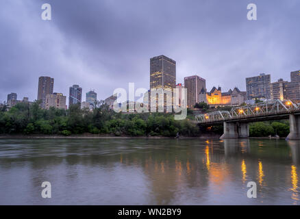 Panorama de la ville d'Edmonton au crépuscule le 20 mai 2016 à Edmonton, Alberta. La rivière Saskatchewan est au premier plan et un pont est sur la th Banque D'Images