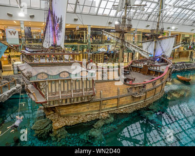 EDMONTON, CANADA - LE 21 MAI : West Edmonton Mall attraction galleon bois le 21 mai 2016 à Edmonton, Alberta. Le West Edmonton Mall a été une fois la grandes Banque D'Images