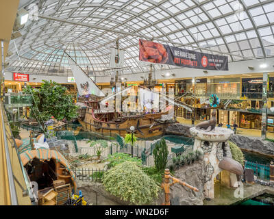 EDMONTON, CANADA - LE 21 MAI : West Edmonton Mall attraction galleon bois le 21 mai 2016 à Edmonton, Alberta. Le West Edmonton Mall a été une fois la grandes Banque D'Images